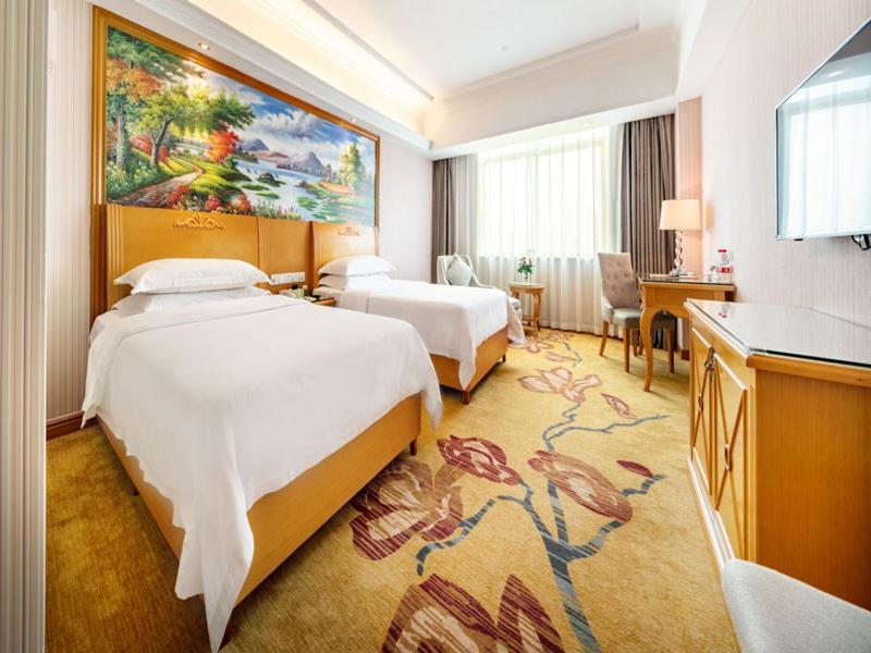 Vienna Hotel Banxuegang Road Šen-čen Exteriér fotografie